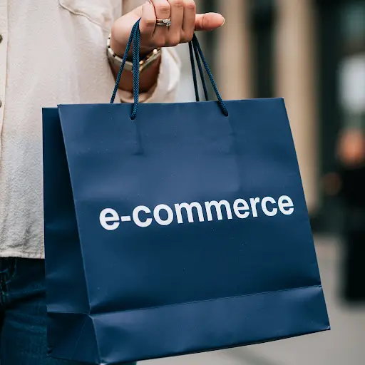Negozio online con prodotti in vendita e dashboard di gestione e-commerce