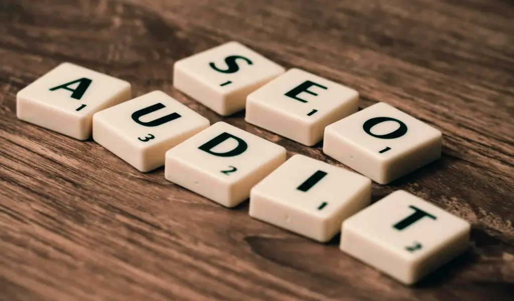 Blocchi di lettere che formano la scritta SEO Audit, concetto di ottimizzazione per i motori di ricerca